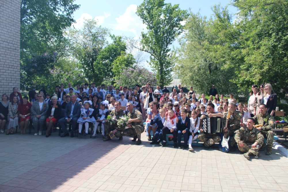 В рамках партпроекта «Историческая память» при поддержке первичного отделения «Единой России» №14 в селе Красный Луч состоялся концерт Фронтовой творческой бригады Ансамбля песни и пляски Южного военного округа «Рубиновая...