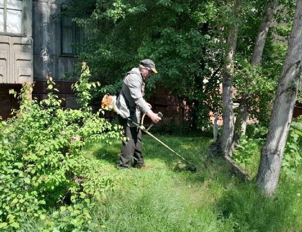 Службы ЖКХ продолжают работы по покосу травы на территории города