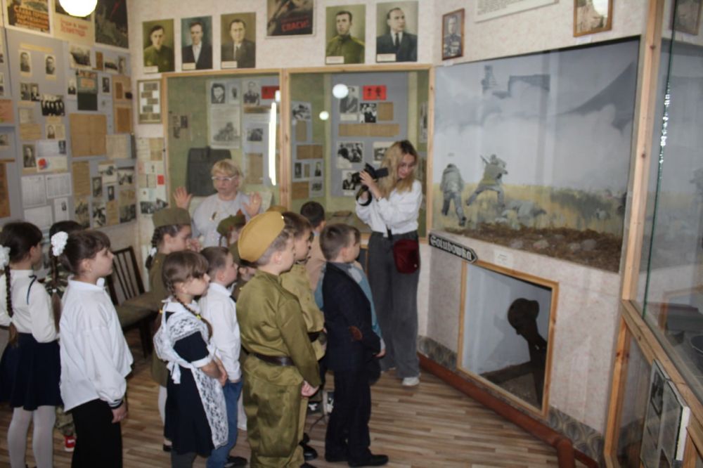 Сотрудники Кировского историко-художественного музея провели пешеходную экскурсию «Тропою подвига и славы», посвящённую 80 годовщине Великой Победы в Великой Отечественной войне для учащихся 1-Б класса Кировской средней...