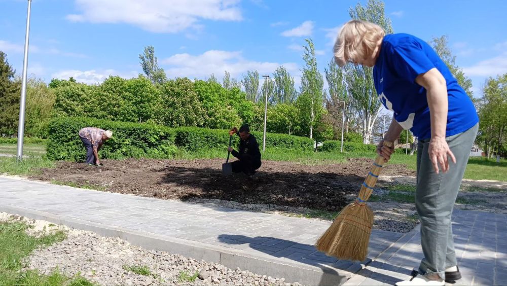 Зелёный дань памяти: активисты и военнослужащие высадили ели в рамках акции «Сад памяти»