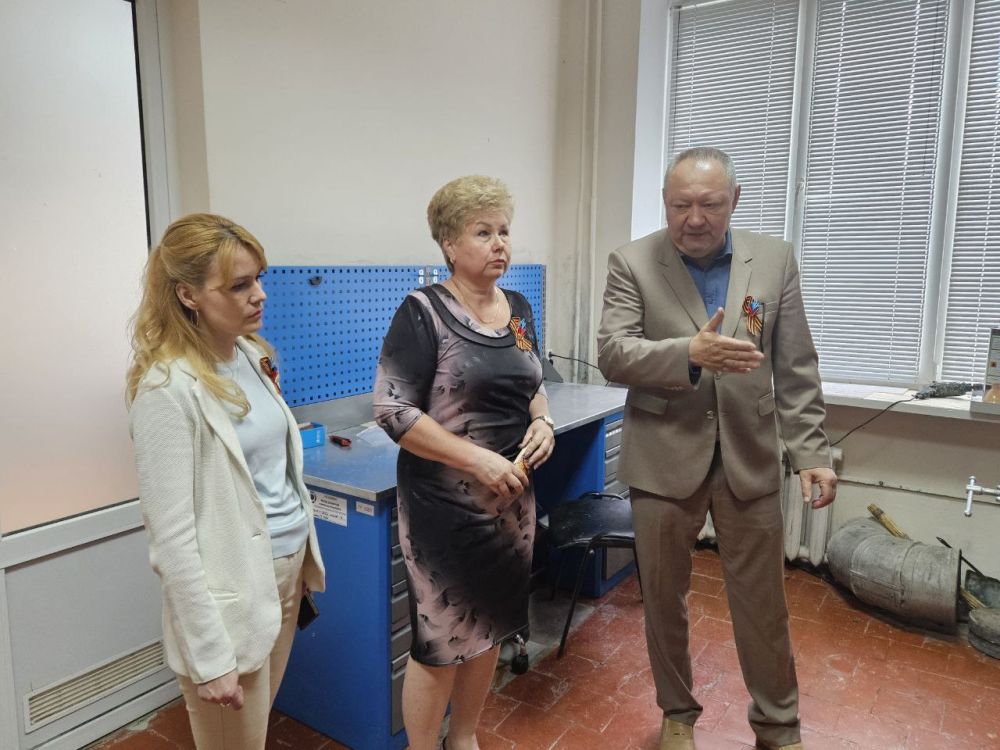 Ольга Бас: Вместе с коллегой-сенатором от ЛНР Дарьей Лантратовой мы посетили луганский протезно-ортопедический завод, где ознакомились с его деятельностью и достижениями