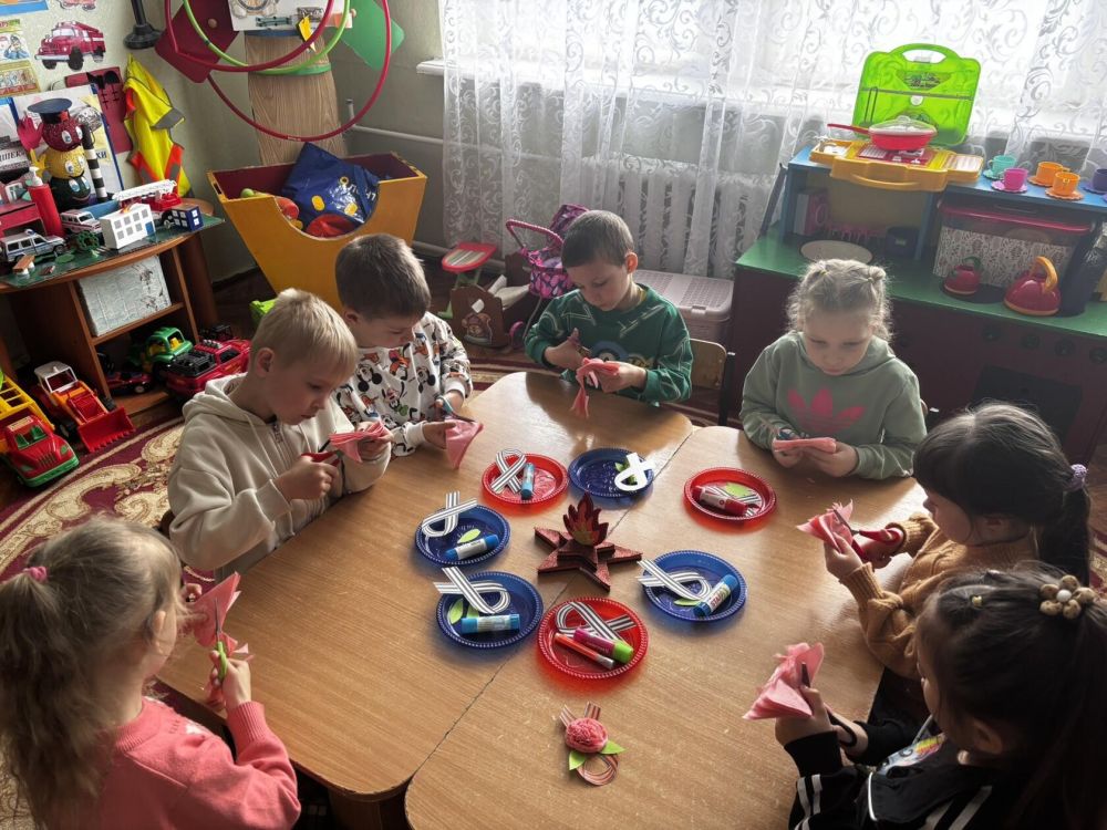 В преддверии Дня Победы в Ровеньковском детском саду прошел мастер-класс, посвященный созданию Георгиевской ленты