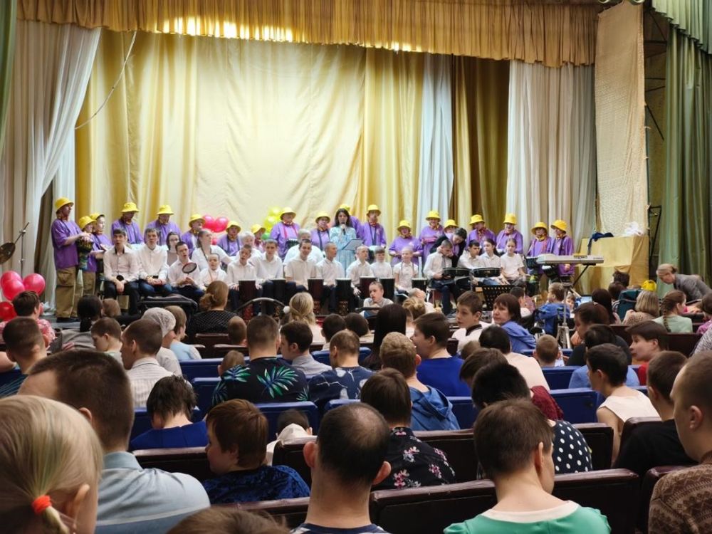 Воспитанники Ровеньковского дома-интерната отметили вместе со сверстниками День рождения Кочпонского интерната