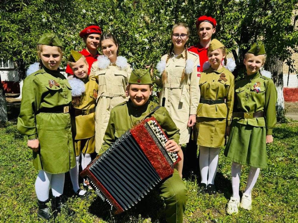 Сегодня орлята- сентябрята, «Первые», юнармейцы Ровеньковской школы № 8 им. С.В. Полуянова с особой гордостью вручили персональные поздравительные письма с Днем Победы от Президента Российской Федерации Владимира Путина...