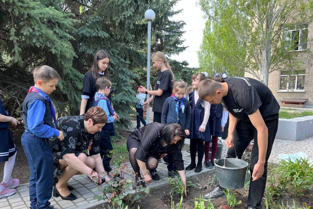 С ЗАБОТОЙ О ПОДВИГЕ. В рамках акции «С заботой о подвиге» секретарь УИК №393 Наталья Гужва-Чижанова вместе с активистами Родаковской средней школы и первоклассниками-"орлятами" высадили цветы у Братской могилы в пгт...