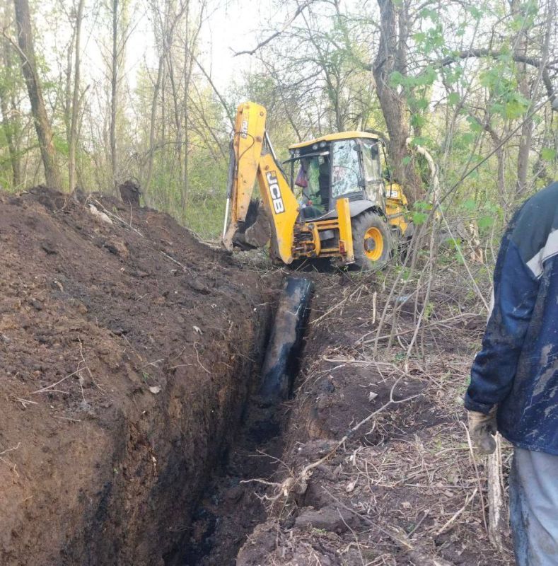 В Красном Луче специалисты «Луганскводы» заменили аварийный участок канализационного коллектора