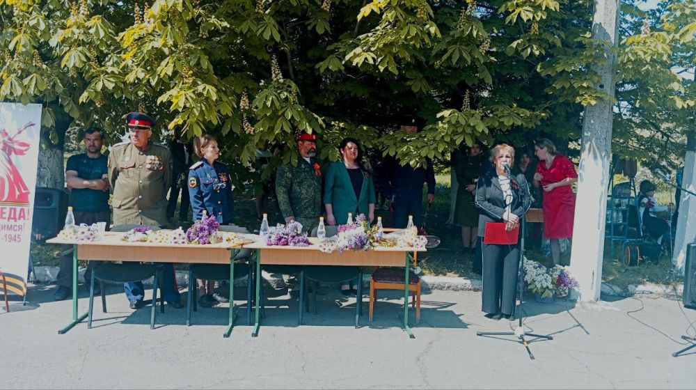 Сегодня на площади имени Стаханова пгт Ясеновский собрались на митинг, посвященный Дню Добровольца Донбасса, представители общественных организаций, образовательных учреждений, Дома культуры им. Горького, ветераны боевых...