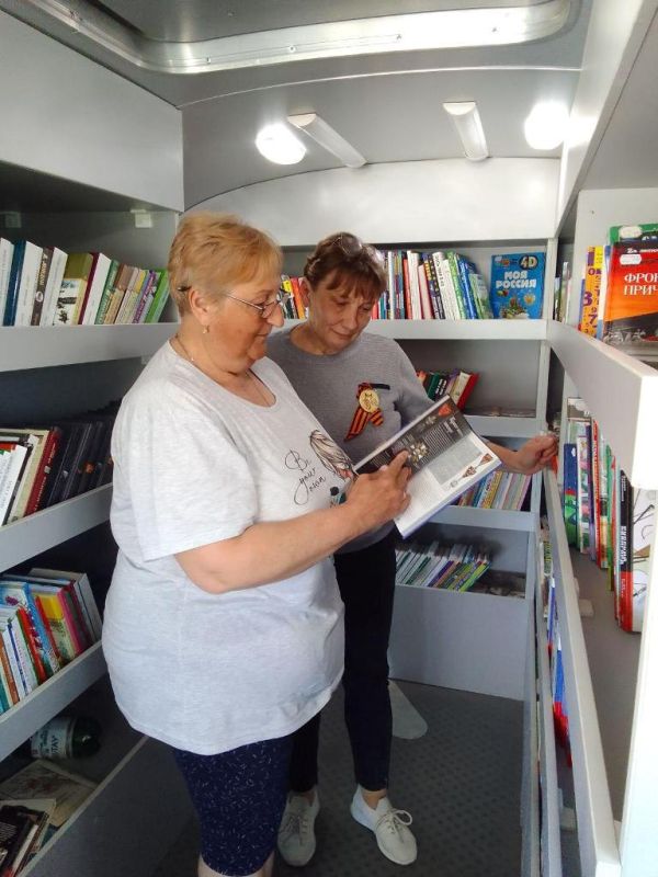 «Библиобус» провел акцию ко Дню Победы для отдаленных территорий Краснодонщины