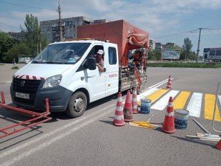 В Алчевске выполняются работы по нанесению дорожной разметки