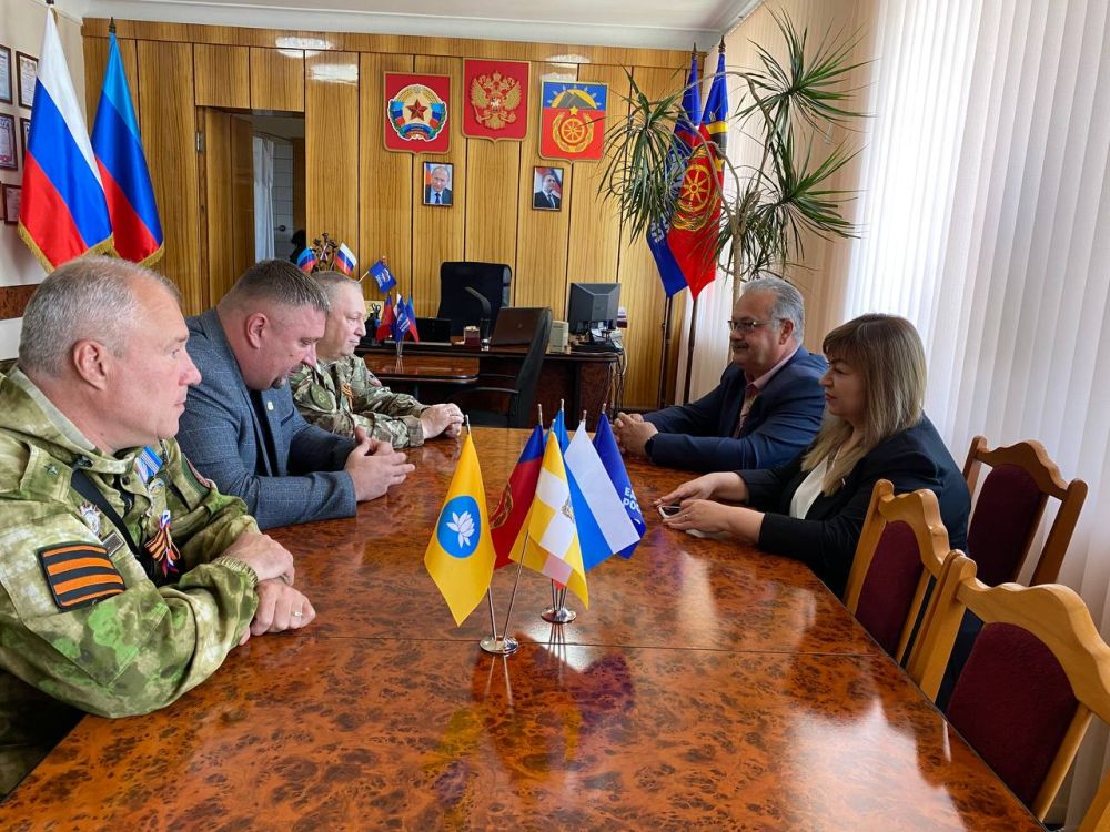 Виктория Сошина: Совместно с Главой Антрацитовского муниципального округа Сергеем Саенко и депутатом Совета округа Александром Линьковым встретились с депутатами Народного Совета ЛНР Юрием Юровым и Юрием Резановым