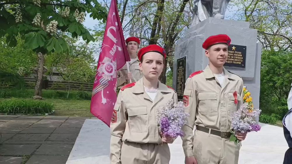 Обучающиеся Брянковской гимназии совместно с советником директора Оксаной Черкашенко приняли участие в акции "Бессмертный полк