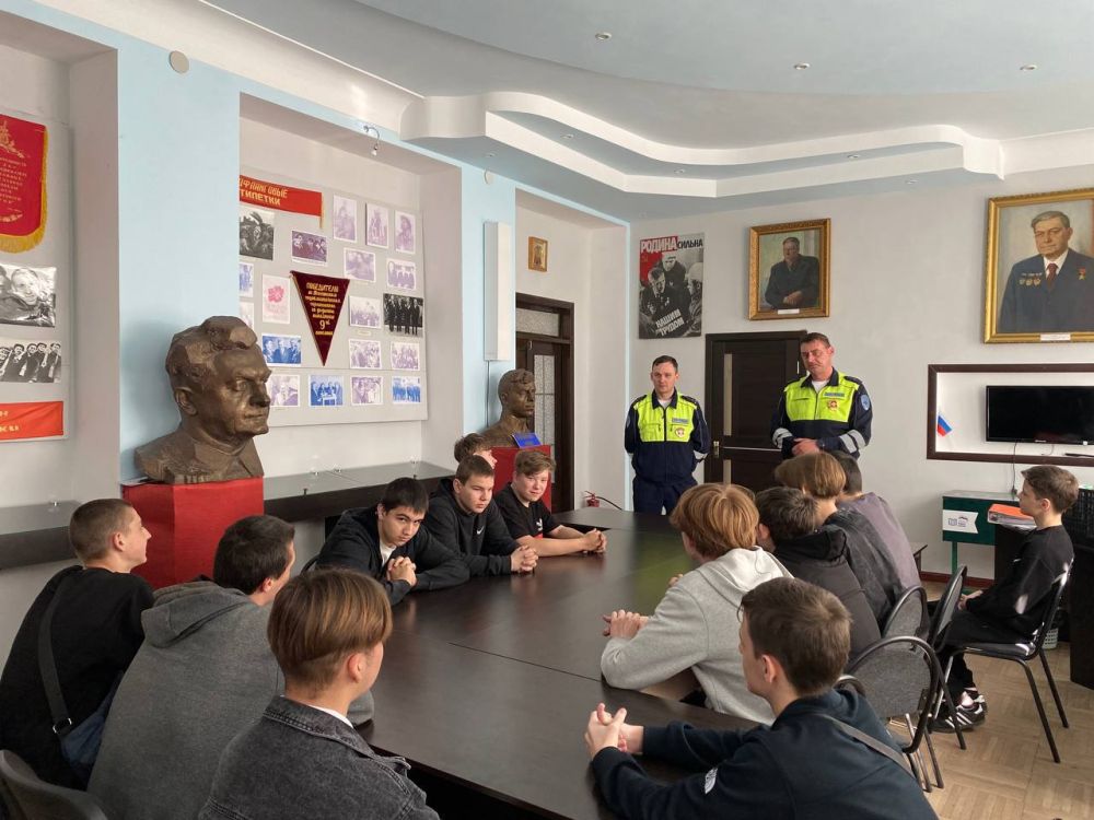 В рамках укрепления правовой грамотности и профилактики правонарушений среди молодежи, состоялась профилактическая встреча между сотрудниками "Госавтоинспекции" и студентами Колледжа в формате "круглого стола"