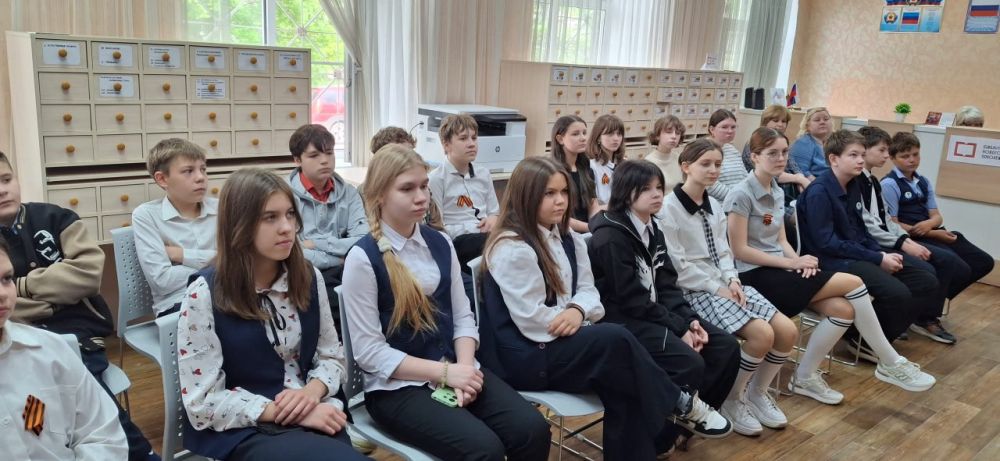 В Краснолучской библиотеке прошел урок мужества «Путь к Великой Победе»