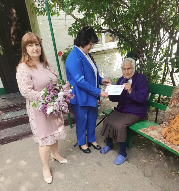 6.05.2025 г.сотрудники Передельского отдела жизнеобеспечения совместно с военнослужащими РФ поздравили ветеранов Великой Отечественной войны с Днем Победы и передали им продуктовые наборы