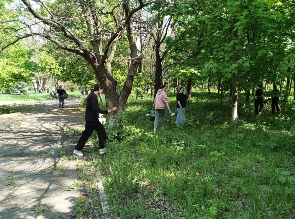В преддверии празднования 80-летия Победы в Великой Отечественной войне в пгт Ивановка прошел очередной субботник, который собрал вместе представителей различных организаций и молодежь