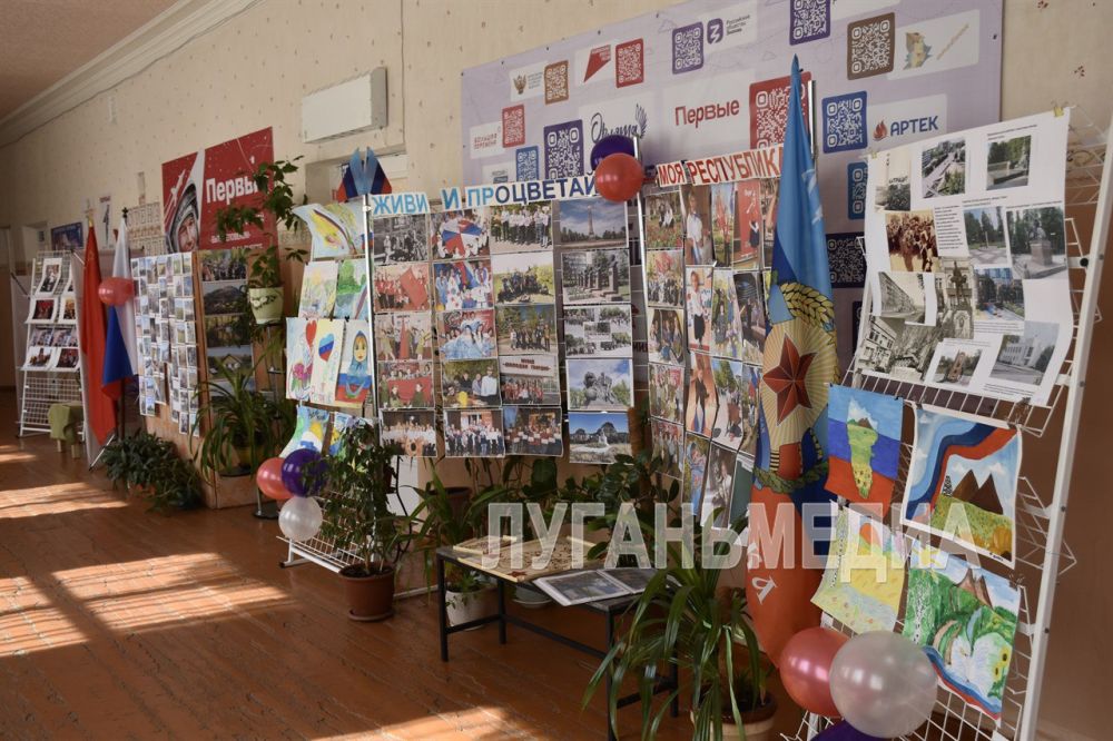 В Антрацитовской школе-интернате открылась выставка рисунков и фотографий, посвященная Дню Луганской Народной Республики
