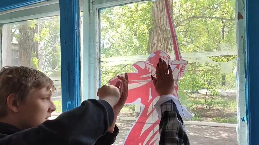 В преддверии празднования 80-летия Великой Победы коллективы учреждений, организаций, жители посёлка городского типа Дубовский приняли активное участие во Всероссийской акции «Окна Победы», украсив окна административных...