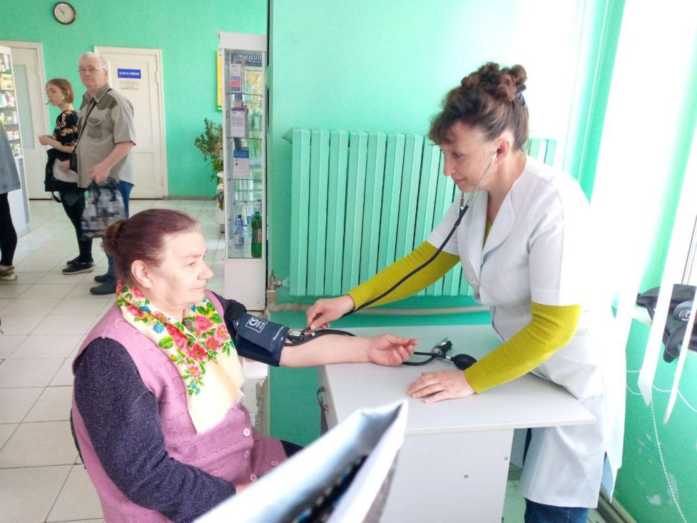 Кировские медики в рамках реализации национального проекта «Продолжительная и активная жизнь» продолжают измерять артериальное давление в общественных местах населению