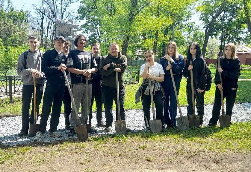 В преддверии праздника Великой Победы в пгт Щетово состоялся субботник, в ходе которого в парке у памятника «Братской могилы Советским воинам» учащиеся ГБОУ ЛНР "АСШ №12 им. Г.М. Тютюнника" активно обкопали деревья