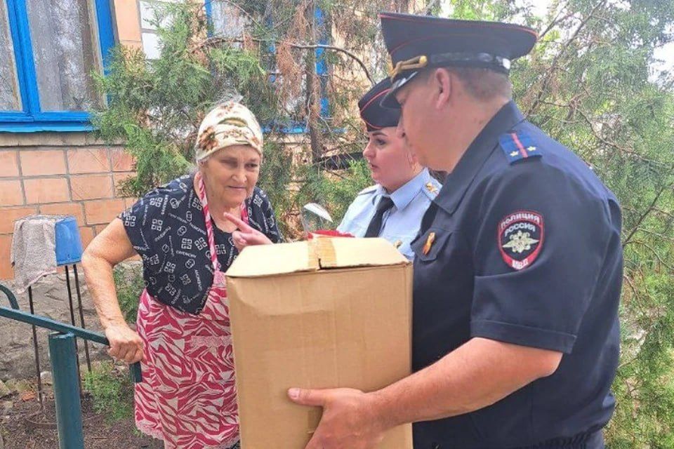 Инспекторы Госавтоинспекции поздравили ветерана в Беловодском районе