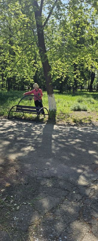 Сегодня в Парке культуры и отдыха совместно с структурными подразделениями и филиалами продолжаются работы по покраске лавочек на центральной аллее парка и покос травы территории лесной зоны