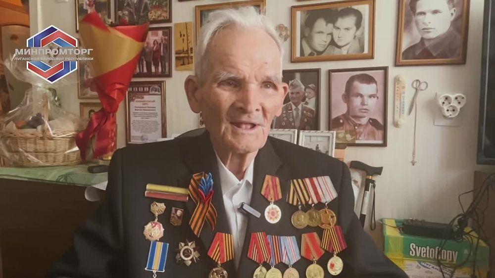 В преддверии 80-летия Великой Победы Министр промышленности и торговли ЛНР Владислав Варшавский посетил ветерана Великой Отечественной войны, участника боевых действий Виктора Николаевича Назарова в Славяносербске