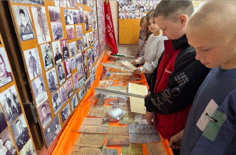 В рамках работы по военно-патриотическому воспитанию подрастающего поколения работник библиотеки пгт