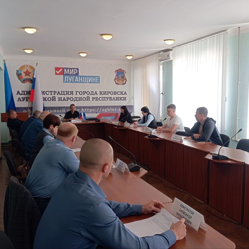 6 мая 2025 под председательством Дмитрия Карапки состоялось внеочередное XXXV заседание Совета городского округа города Кировска