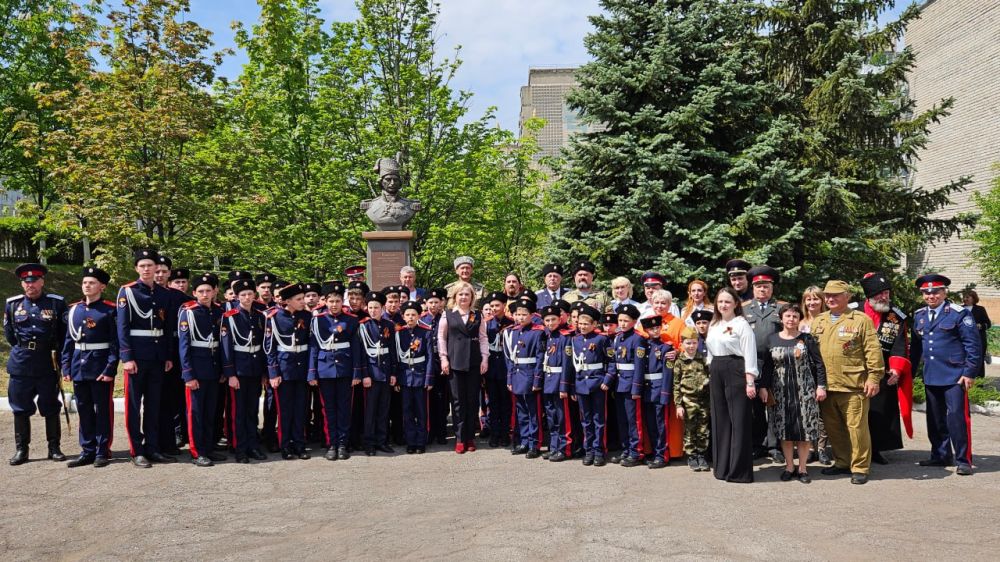 Теперь вы – кадеты!. Торжественная церемония принятия присяги кадет прошла сегодня в Алчевском казачьем кадетском корпусе имени генерала Матвея Ивановича Платова