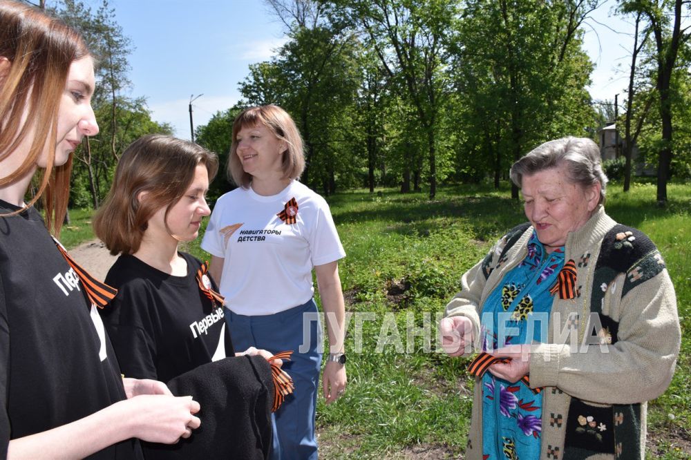 Активисты Движения Первых Первомайского колледжа вместе с советником директора Ольгой Янсонс и педагогом Еленой Расторгуевой приняли участие в патриотической акции, приуроченной ко Дню Победы