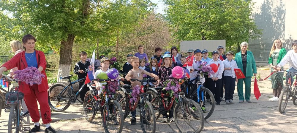 В рамках "100 дней до Великой Победы" обучающиеся ГБОУ ЛНР "Краснолучская школа № 14 имени Героя специальной военной операции Максима Александровича Мишарина" приняли участие в торжественном велопробеге, посвященном 80-летию...