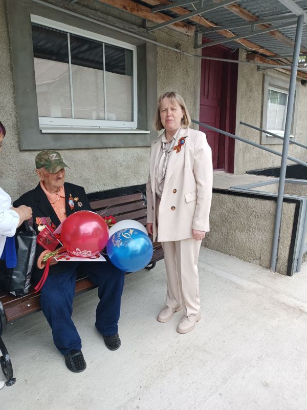 Начальник клиентской службы СФР в Станично-Луганском районе Гребенюк Елена Николаевна и начальник Николаевского ОЖО Олейникова Елена Леонидовна поздравили ветерана Великой Отечественной войны - Ткаченко Сергея Семеновича с...