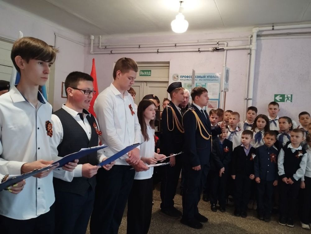 В Лутугинской средней школе № 2 состоялась торжественная линейка, посвященная 80-летию Победы в Великой Отечественной войне