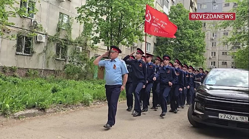 Под окнами ветеранов Великой Отечественной войны в Луганске промаршировали курсанты местного Казачьего кадетского корпуса, отдавая воинское приветствие