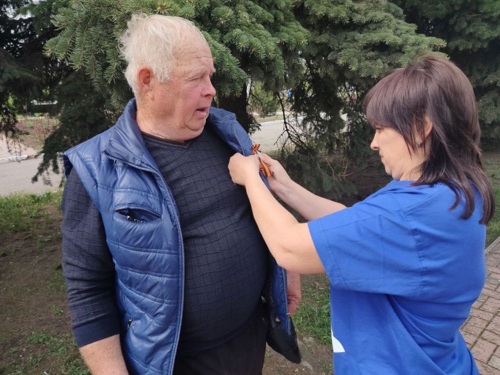 Активисты Первомайского отделения партии «Единая Россия» поздравили жителей городского округа с наступающим