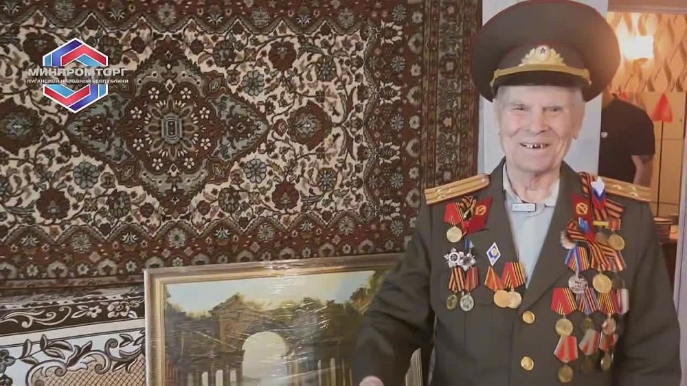 Министр промышленности и торговли ЛНР Владислав Варшавский посетил еще одного ветерана Великой Отечественной войны из Славяносербска - Николая Васильевича Пономарёва