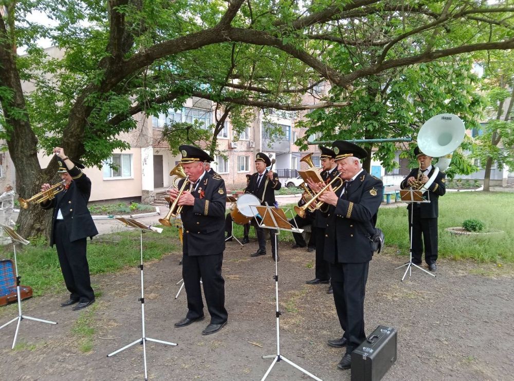 7 мая, в преддверии празднования 80-летия Победы, творческий коллектив Дворца культуры имени Горького провел замечательный концерт в рамках акции "Концерты во дворах" на улице Свердлова