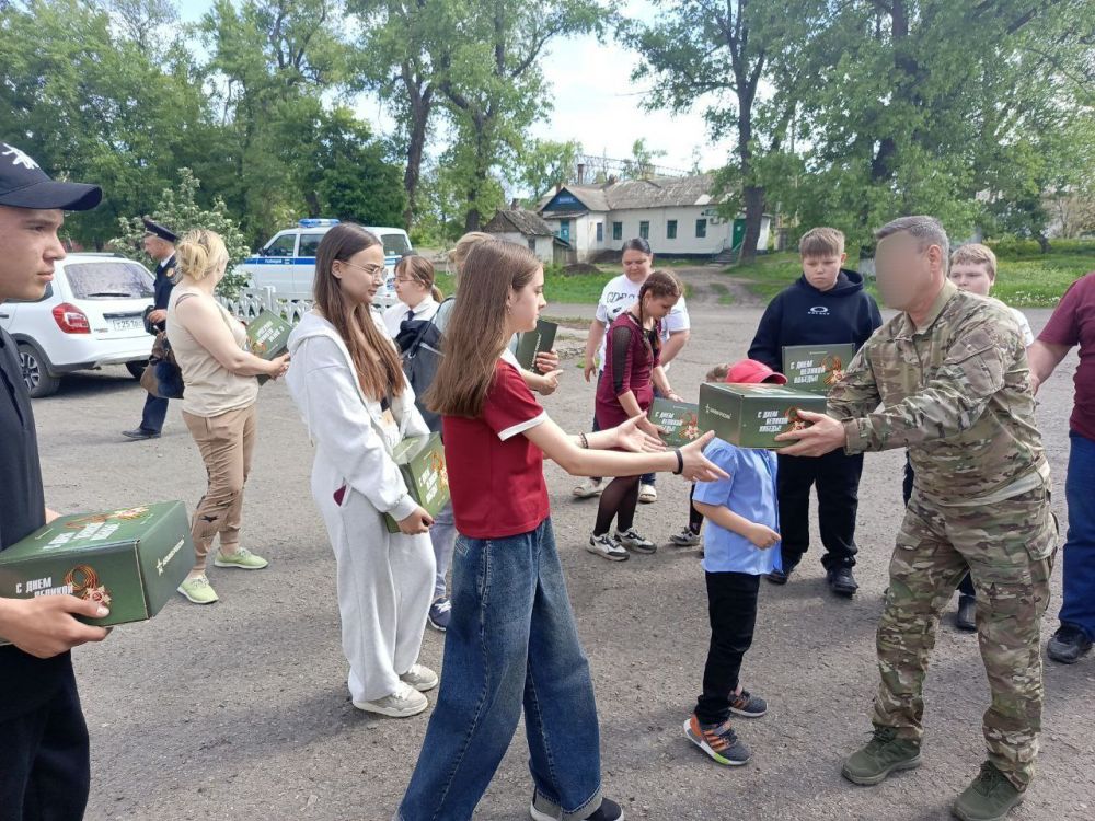В преддверии празднования 80-летия Великой Победы начальник отдела жизнеобеспечения пгт Новодарьевка Дрозд Александр Михайлович, совместно с военнослужащими Вооруженных Сил Российской Федерации, вручили подарки детям...