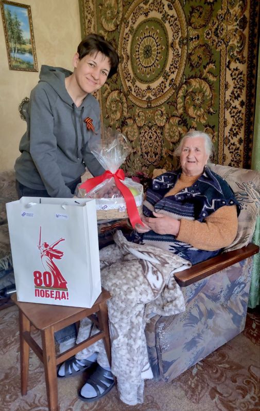 Начальник отдела молодежи и спорта Администрации города Лисичанска передала ветерану Великой Отечественной войны Лазуренко Галине Георгиевне памятные подарки и поздравления с наступающим праздником – 80-летием Победы в...