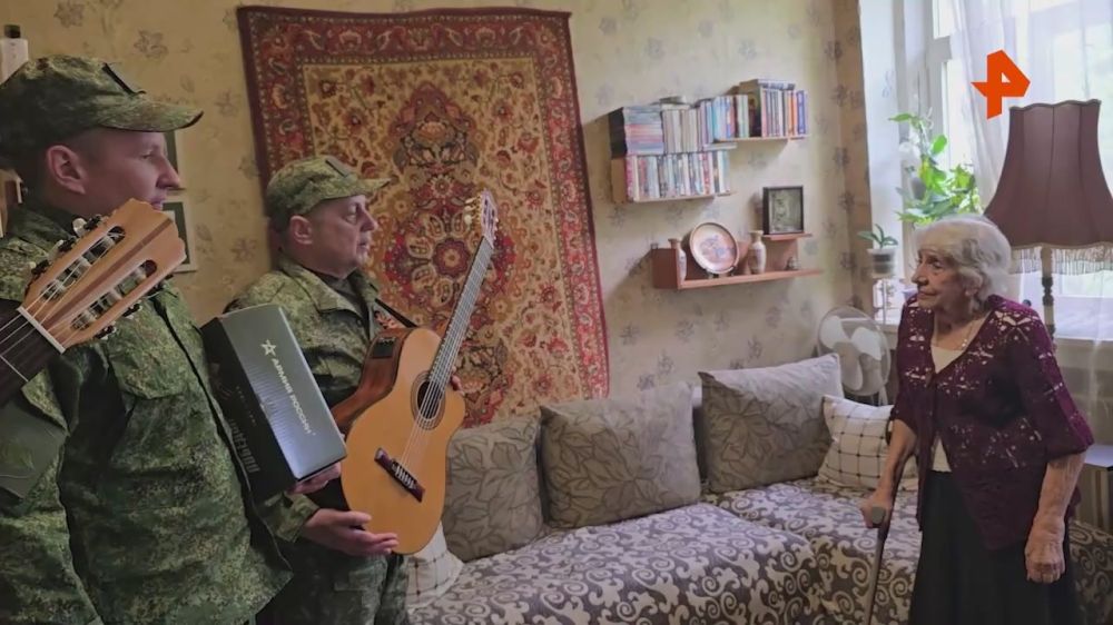 В Луганске связисты поздравили ветеранов и жителей блокадного Ленинграда в преддверии 80-летия Победы