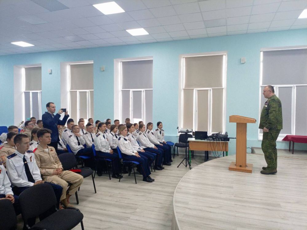 Сотрудники ФСБ провели урок патриотизма для учеников Луганского лицея в честь 80-летия Победы