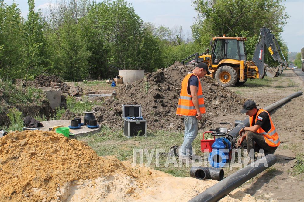 В рамках восстановительных работ в Брянке шефы производят замену аварийного участка водовода ВНС «Криворожская» – «Подключение ЦГБ», который питает ряд улиц в Завадске