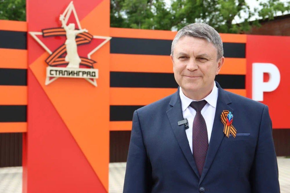 Леонид Пасечник: Вчера в ходе визита в Станично-Луганский округ глава муниципалитета Альберт Зинченко доложил о завершении работ по благоустройству площади Героев Сталинграда