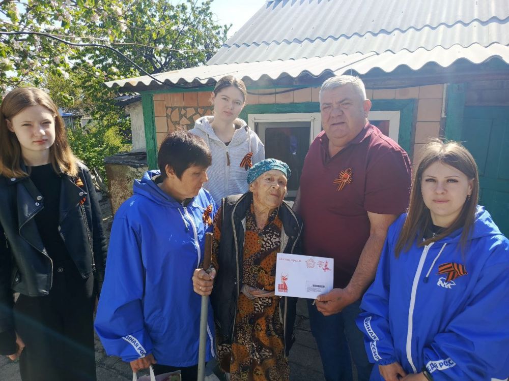 В преддверии празднования 80-летия Великой Победы по всей нашей огромной стране доставляют для ветеранов ценную корреспонденцию — это поздравительное письмо от Президента Российской Федерации Владимира Путина