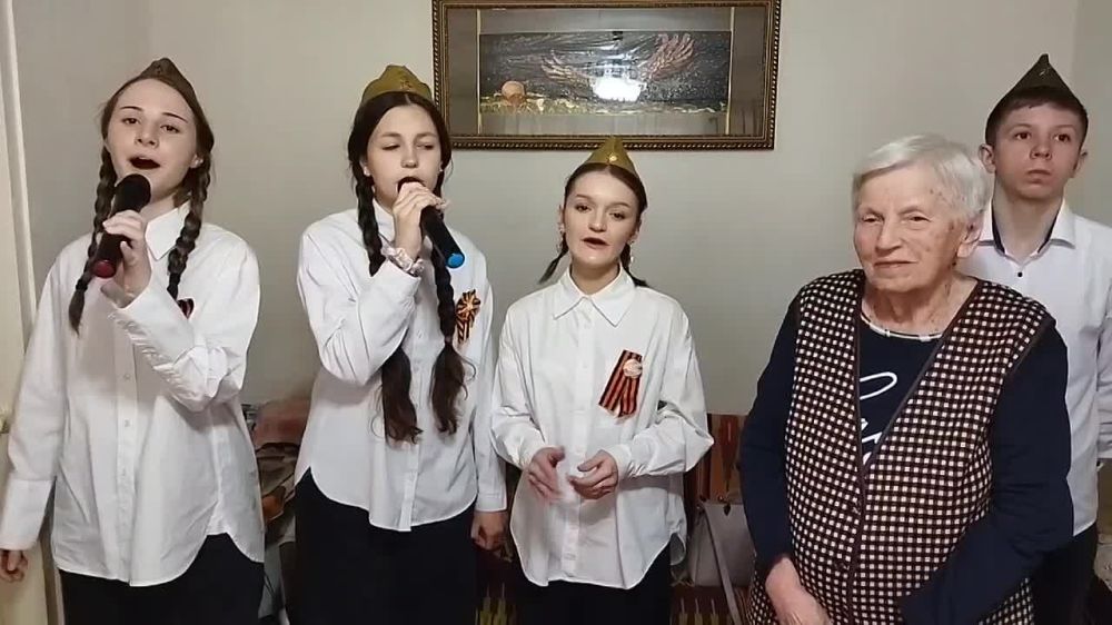 В преддверии 80-летия Великой Победы, представители Молодежного совета и активисты Ровеньковской гимназии имени писателя Н. Трублаини поздравили ветерана Великой Отечественной войны Суркову Ларису Александровну с праздником