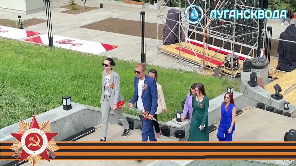 В преддверии 80-летия Великой Победы сотрудники ГУП ЛНР «Луганскводы» возложили цветы к мемориальному комплексу «Острая Могила» и почтили память павших героев