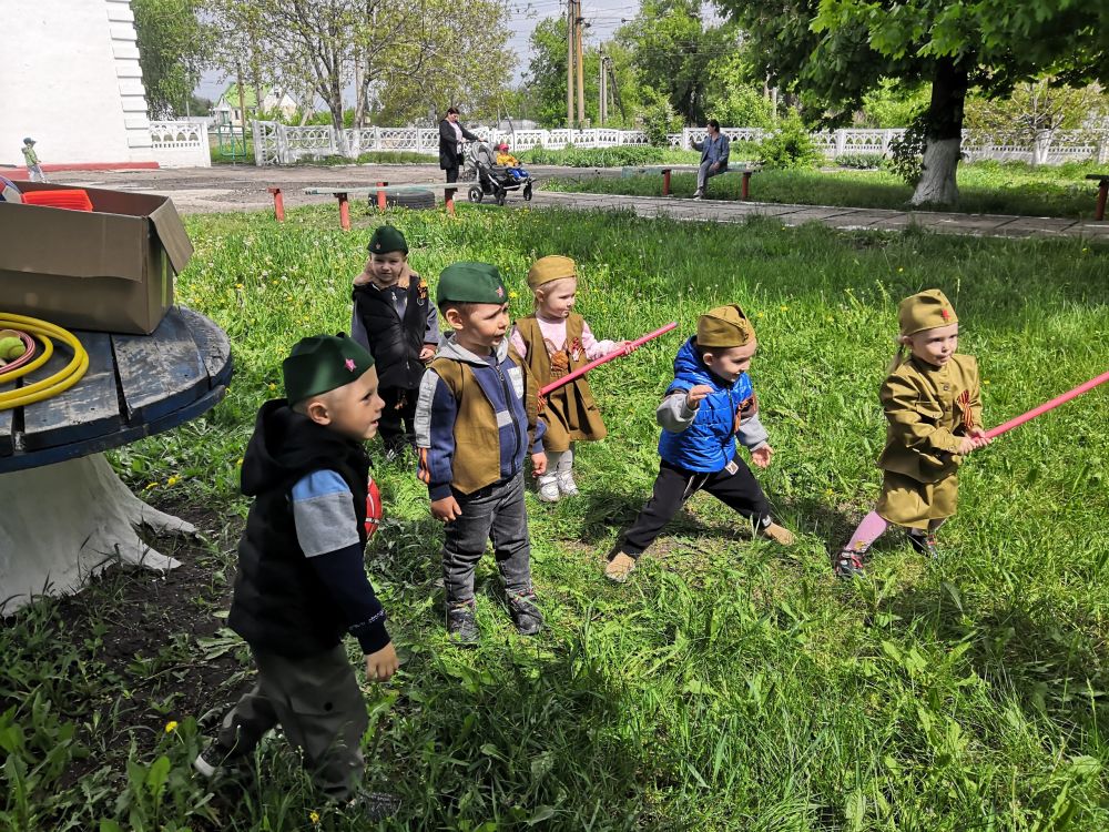 Работники Дома культуры им. Ленина пгт Новодарьевка провели спортивно-игровую программу, посвящённую 80 –летию Победы «Победные старты» для детей Новодарьевского детского сада «Солнышко»