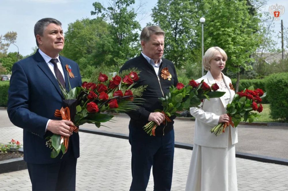 Михаил Мурашко возложил цветы к братской могиле воинов Великой Отечественной войны в ЛНР