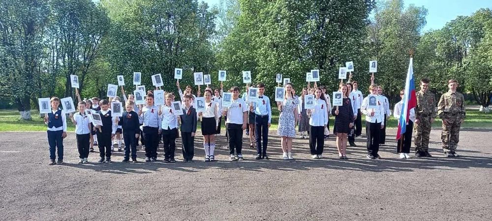 Акция «Бессмертный полк». Сегодня в Трехизбенской школе прошло запоминающееся мероприятие «Бессмертный полк», приуроченное к году защитника Отечества и 80-летию Победы в Великой Отечественной войне