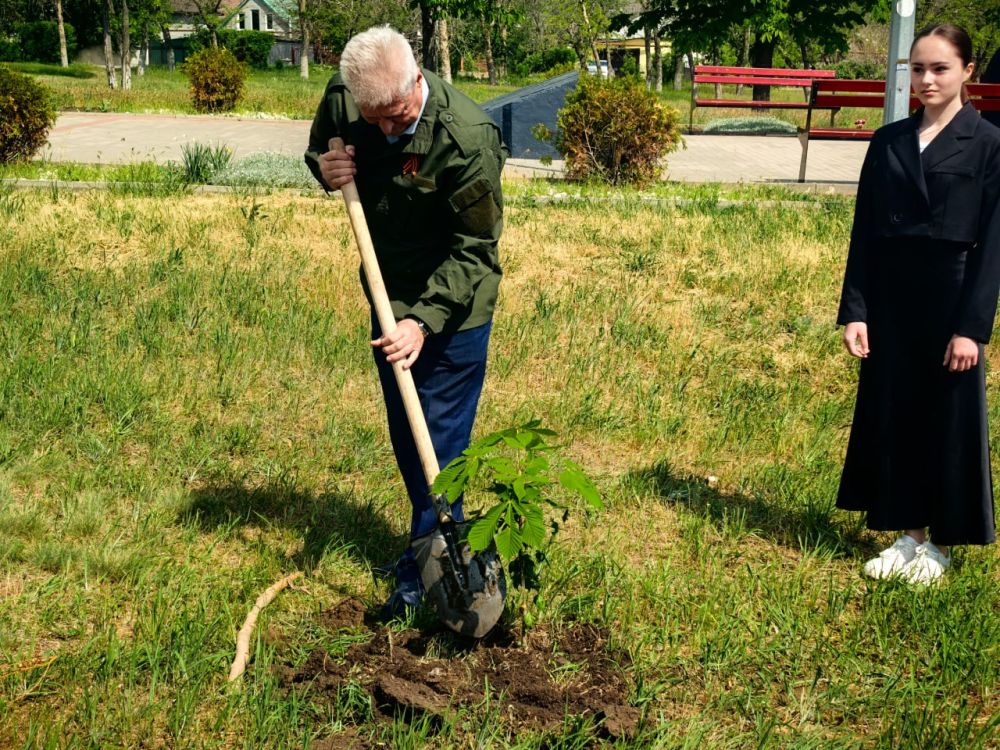 Сергей Козенко: Сегодня, в рамках акции «Сад памяти» на Мемориальном комплексе «Непокоренные» вместе с Председателем Совета Краснодонского муниципального округа Владимиром Шавлаем, представителями Министерства природных...